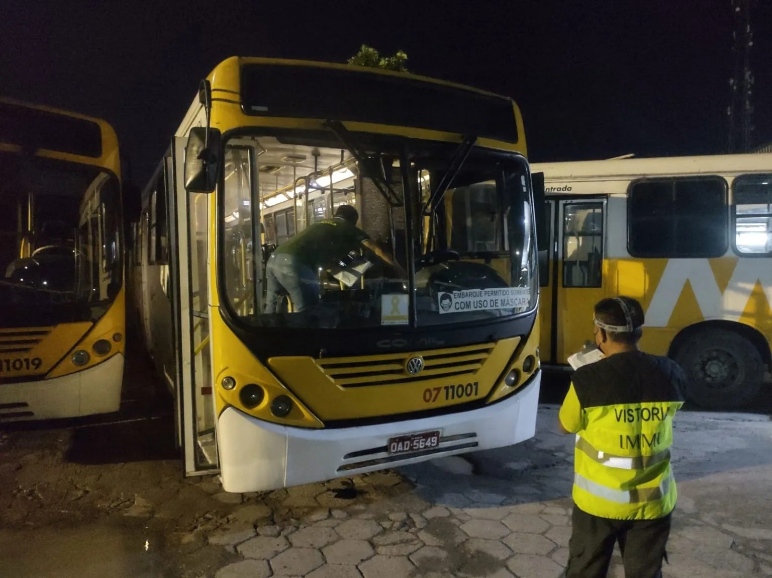 Prefeitura de Manaus vistoria empresa de ônibus para verificar condições dos veículos