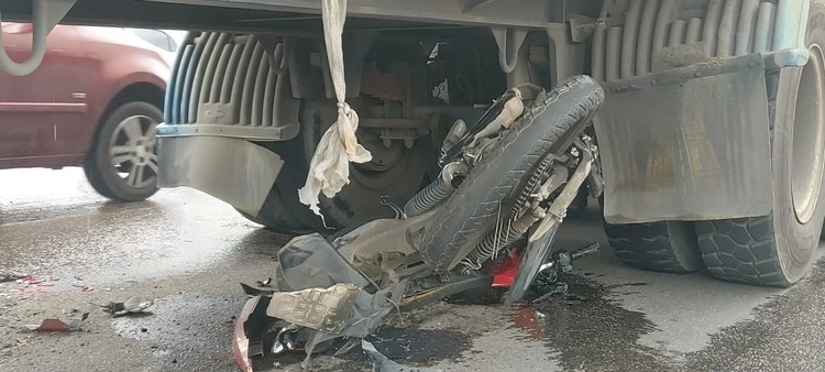 Acidente entre motocicletas e caminhão deixa dois feridos em Manaus