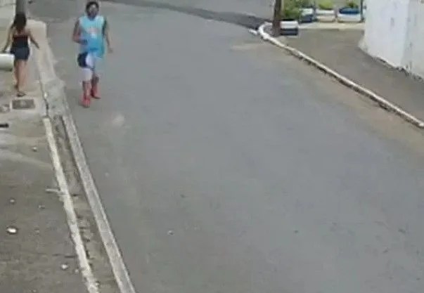 VÍDEO: Mulher “some” ao cair dentro de bueiro sem tampa