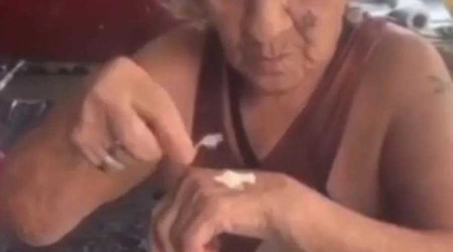 Veja vídeo: Idosa é flagrada cheirando suposta ‘carreirinha de cocaína’ e causa indignação nas redes