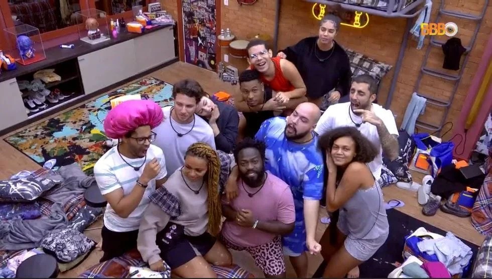 BBB 22: madrugada tem pedido de beijo, especulações de Paredão e sister criticada