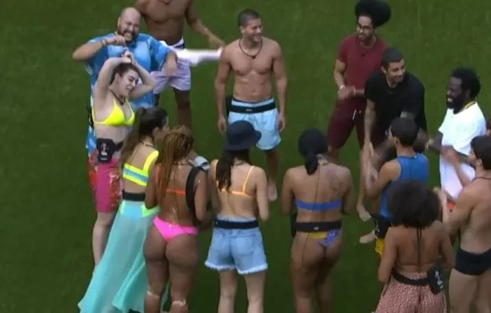 Brothers cantam louvores no jardim e fãs pedem: “Boninho, faz alguma coisa”