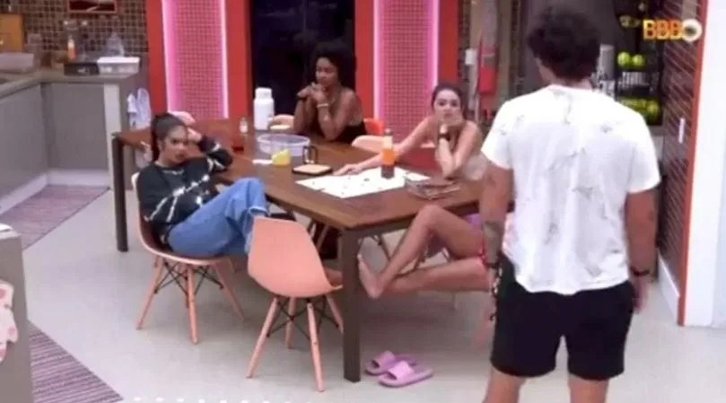 Eli diz que é ativo no jogo, e Maria rebate: “Está sendo ativo nem na cama”