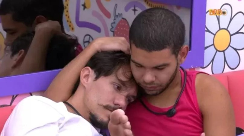 Vyni e Eli choram por não terem votado em Douglas