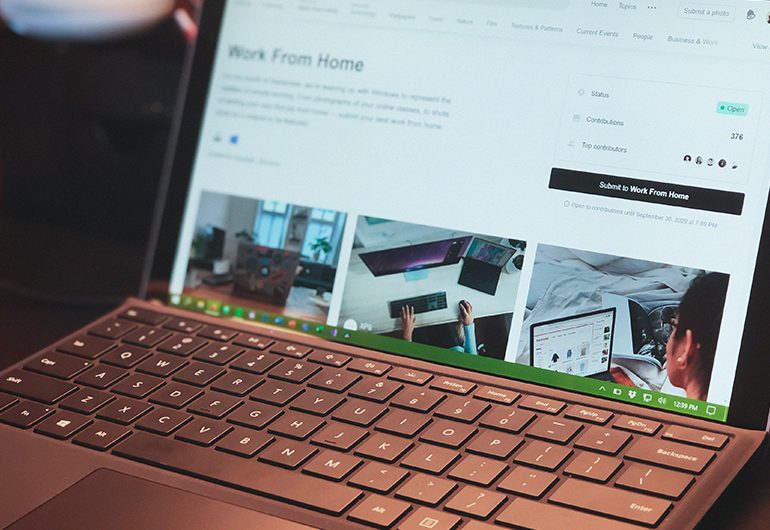 computador conectado a página de trabalho em casa