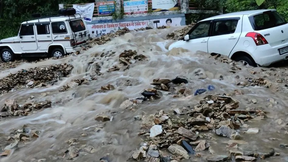 चमोली और रुद्रप्रयाग में तबाही, अलकनंदा नदी डेंजर लेवल पार