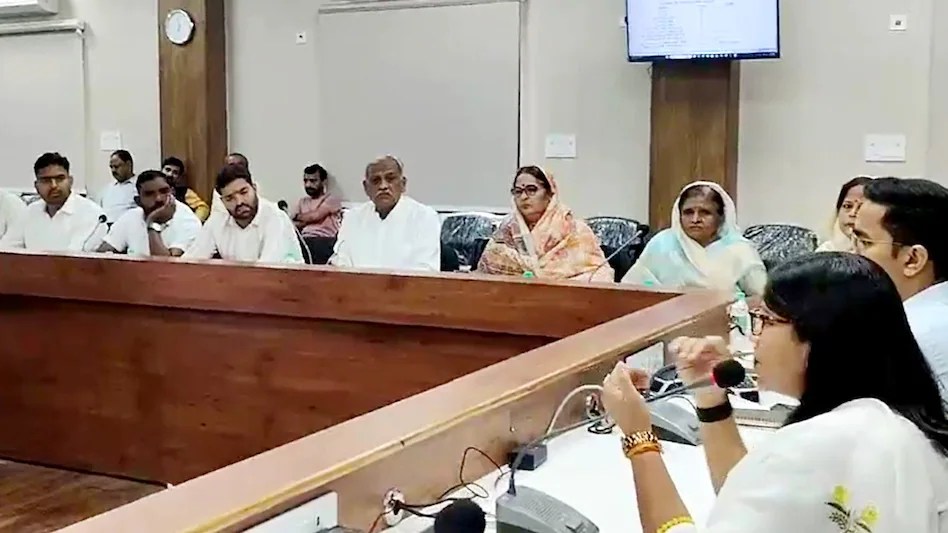 "कुर्सी से उठो और पीछे बैठो"