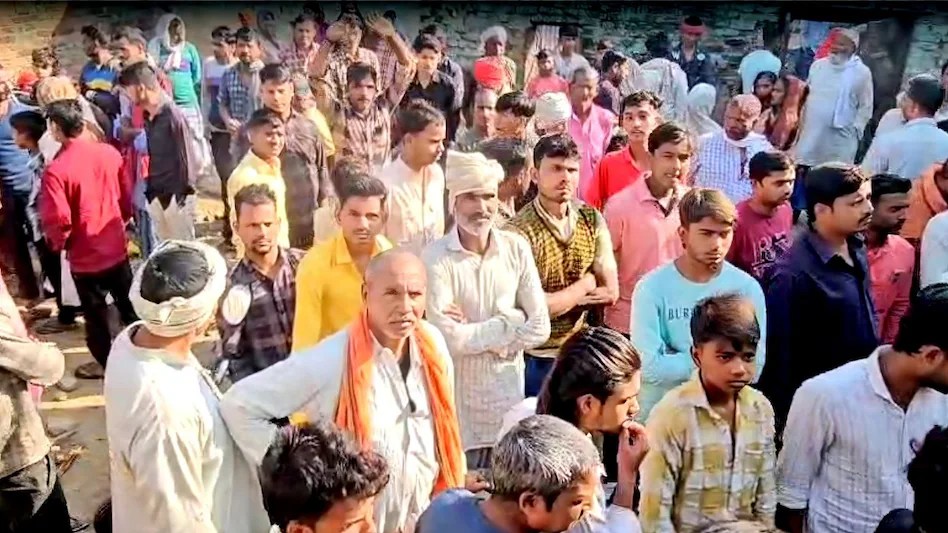 घर के अंदर मिले एक ही परिवार के 5 शव