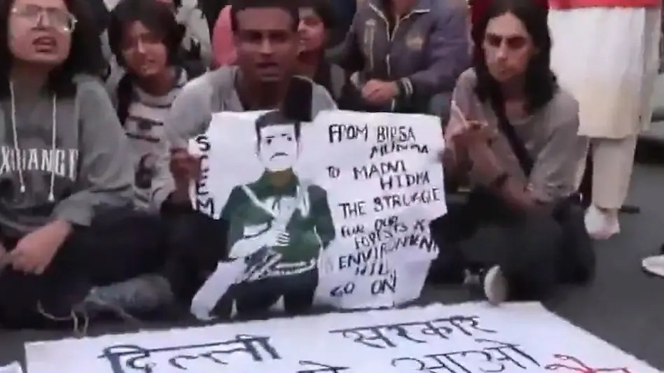 हिडमा समर्थक नारेबाजी से प्रदर्शन में बवाल