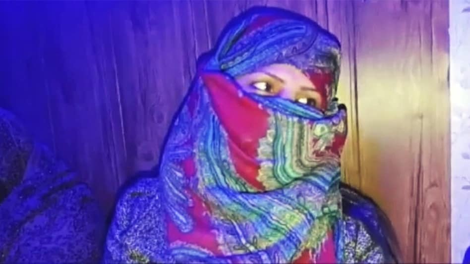 मेरठ में 20 लड़कियों के साथ एक युवक हिरासत में