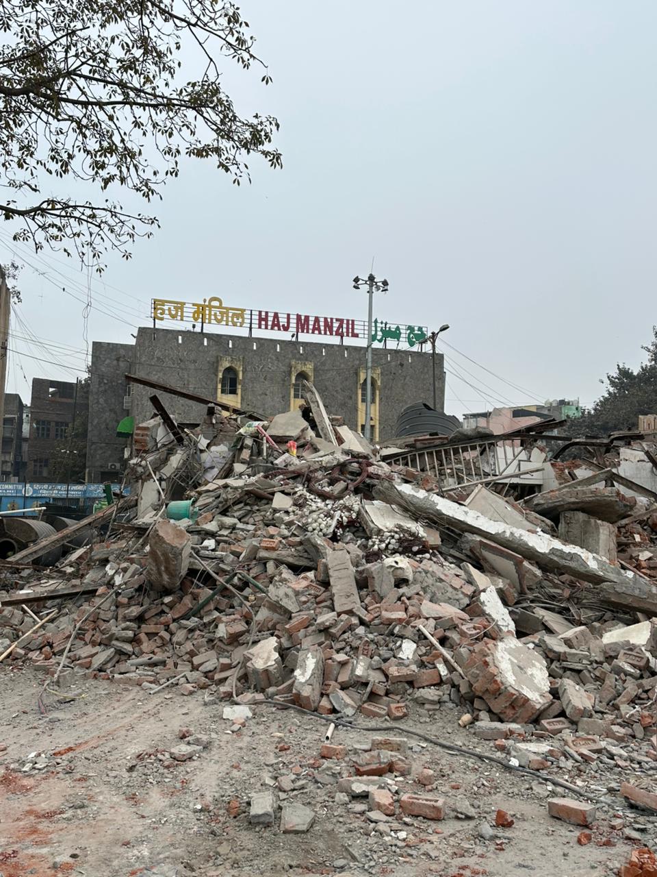 मस्जिद के पास सुरक्षा सख्त, तनाव के बीच पुलिस तैनात