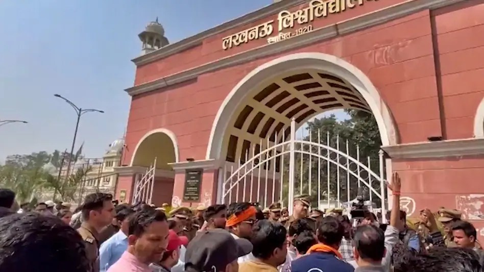 हिंदू संगठनों ने किया हनुमान चालीसा का पाठ, पुलिस ने 13 छात्रों को नोटिस जारी