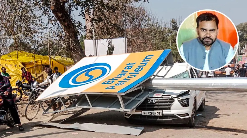 65 फीट ऊंचा लोहे का ढांचा सड़क से गुजर रही कार पर गिर पड़ा