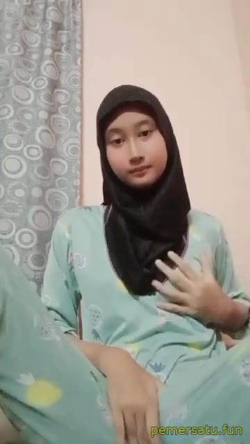 P17 Hanis 19yo Hijab Putih Mulus