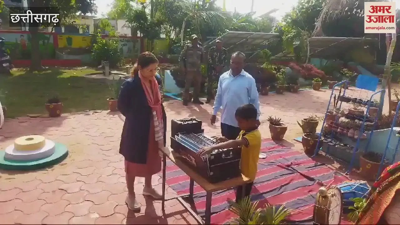 सीजी- VIDEO : हारमोनियम पर मोहित की मधुर धुन ने कलेक्टर को किया मंत्रमुग्ध, देखें वीडियो – INA