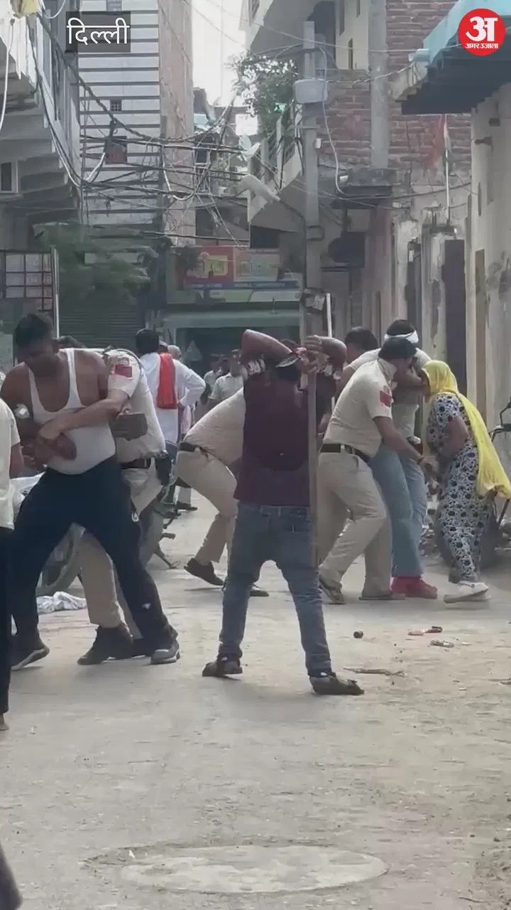 दिल्ली – दिल्ली के भलस्वा डेयरी इलाके में पुलिसकर्मियों के साथ मारपीट – Police Personnel Assaulted In Delhi’s Bhalswa Dairy Area – #INA