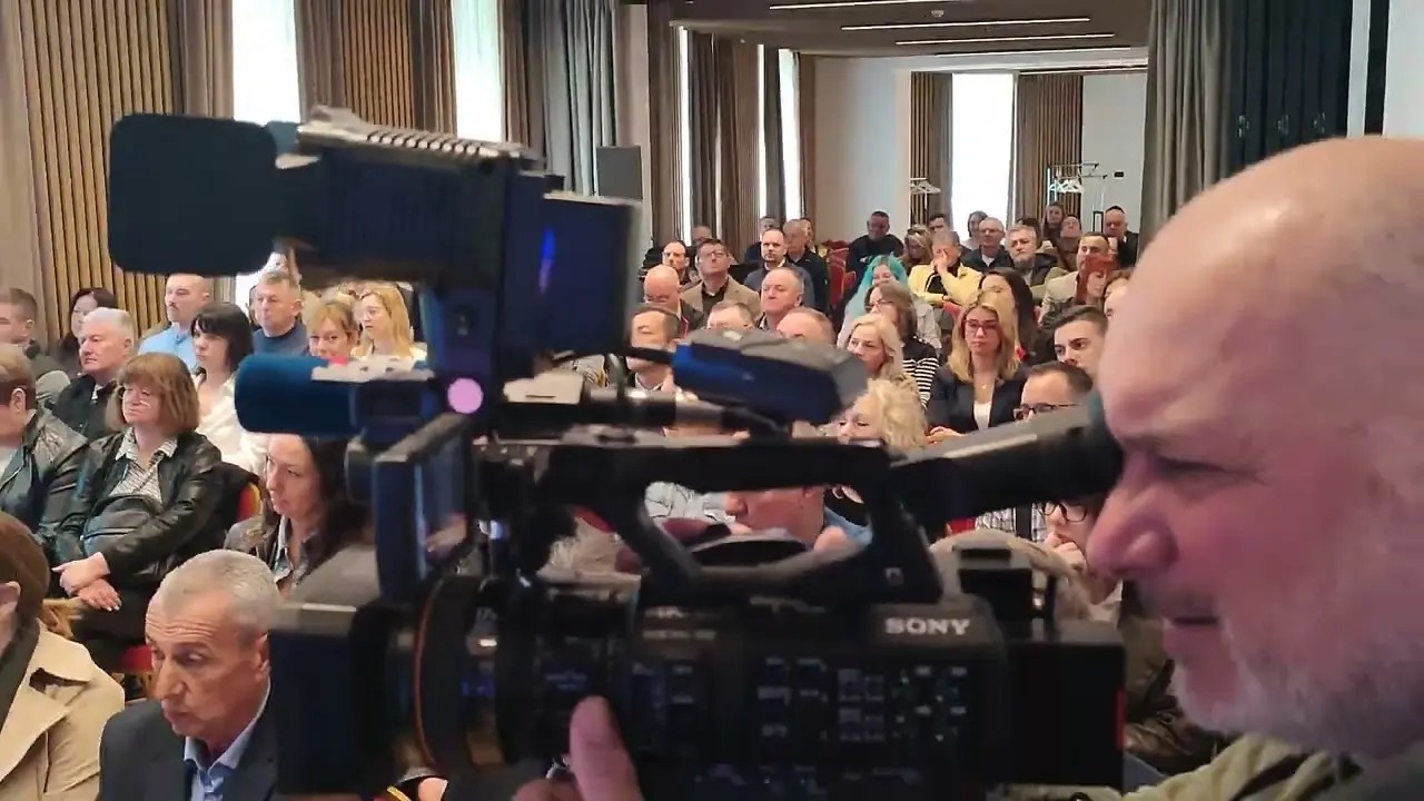 Panel rasprava za pomoć . . . (najava)