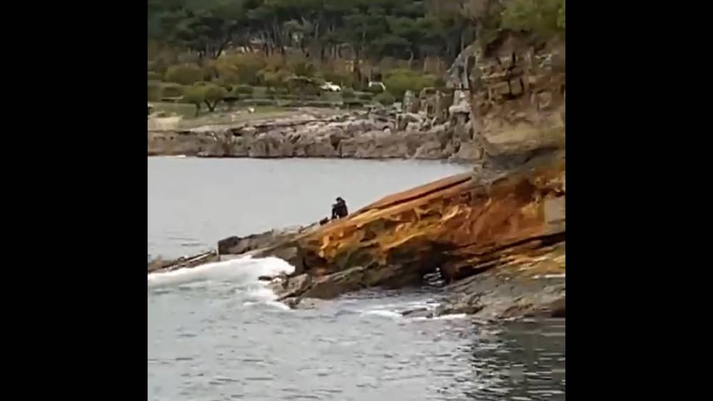 VIDEO: UN HOMBRE SE QUEDA ATRAPADO EN LA ROCA DE LA PLAYA DEL CAMELLO