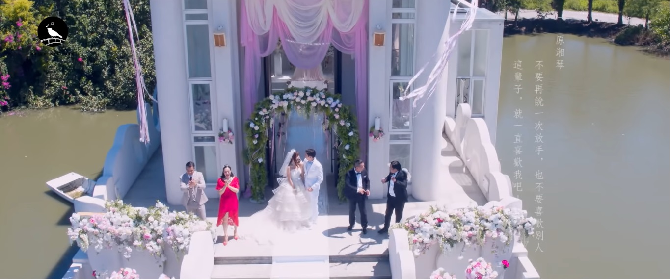 film fall in love first kiss