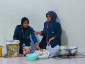 Mahasiswa KKN Unila, Gelar Sosialisasi dan Praktik Pembuatan Pupuk Organik Cair dari Gedebog Pisang
