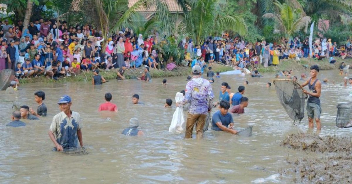 Keseruan Masyarakat Muba Nangkap Ikan Bersama di Embung Senja