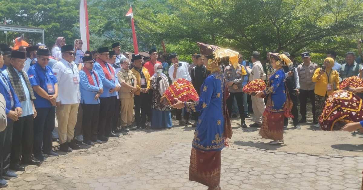 Resmi Daftar ke KPU Tanah Datar, Eka Putra-Ahmad Fadly Disambut Ribuan Simpatisan