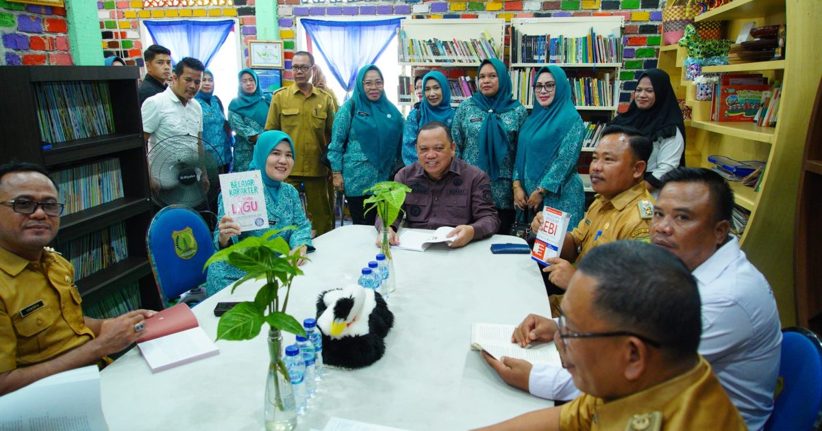 Pj Bupati H Sandi Fahlepi Tinjau Perpustakaan Kelurahan Ngulak Binaan TP PKK