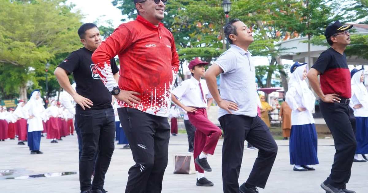 Wamendikdasmen RI Senam Bersama Siswa di Lapangan Cindua Mato Batusangkar