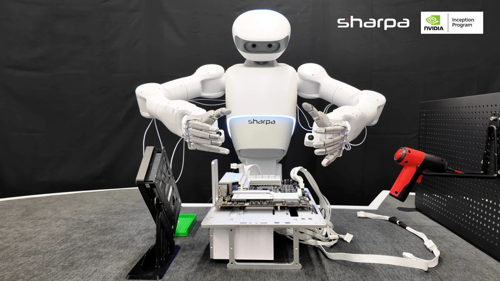 Robô da Sharp monta computador: será o futuro agora?