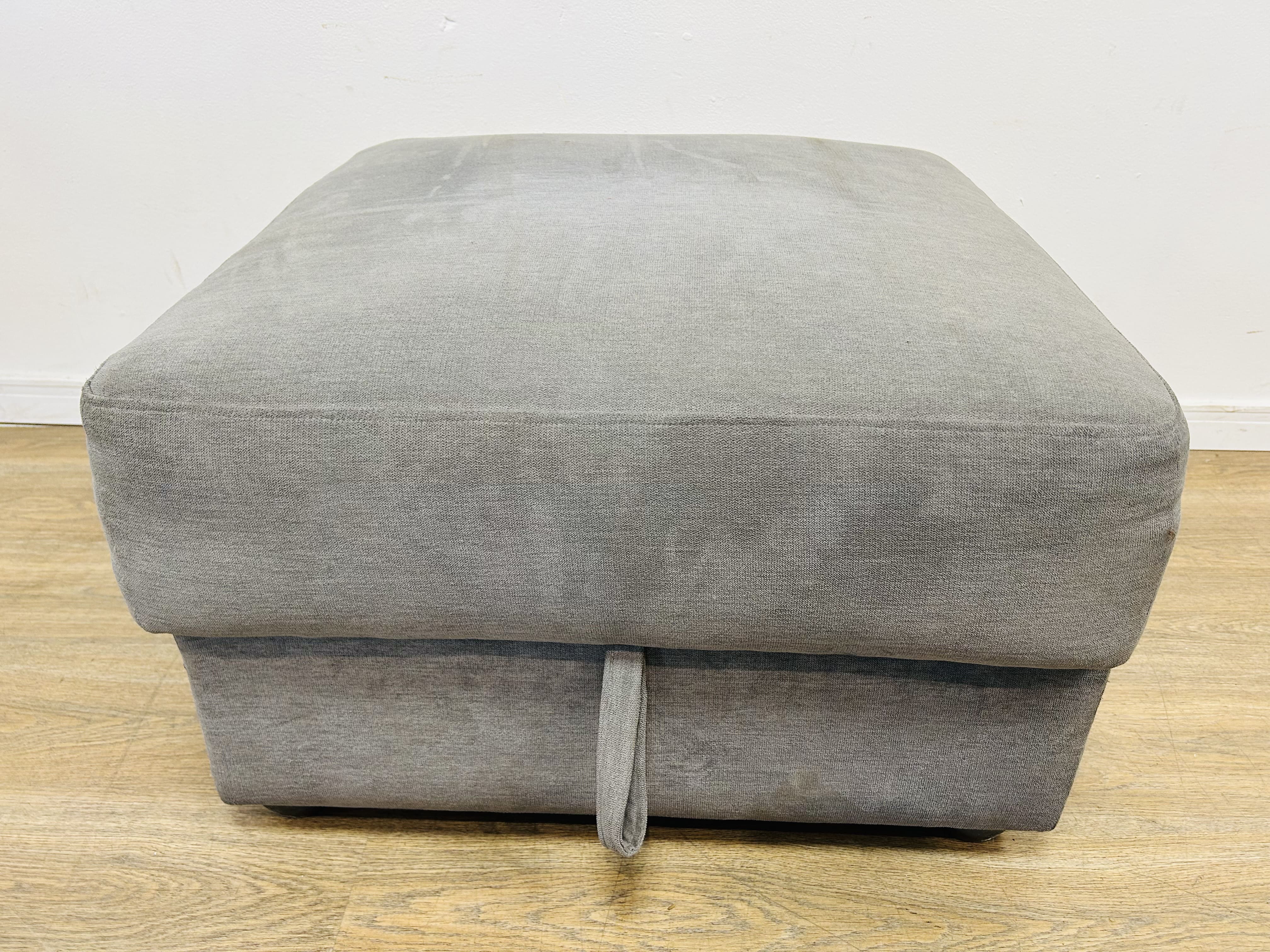 Lote #112 - Puff con espacio de guardado - 70x70x43cm