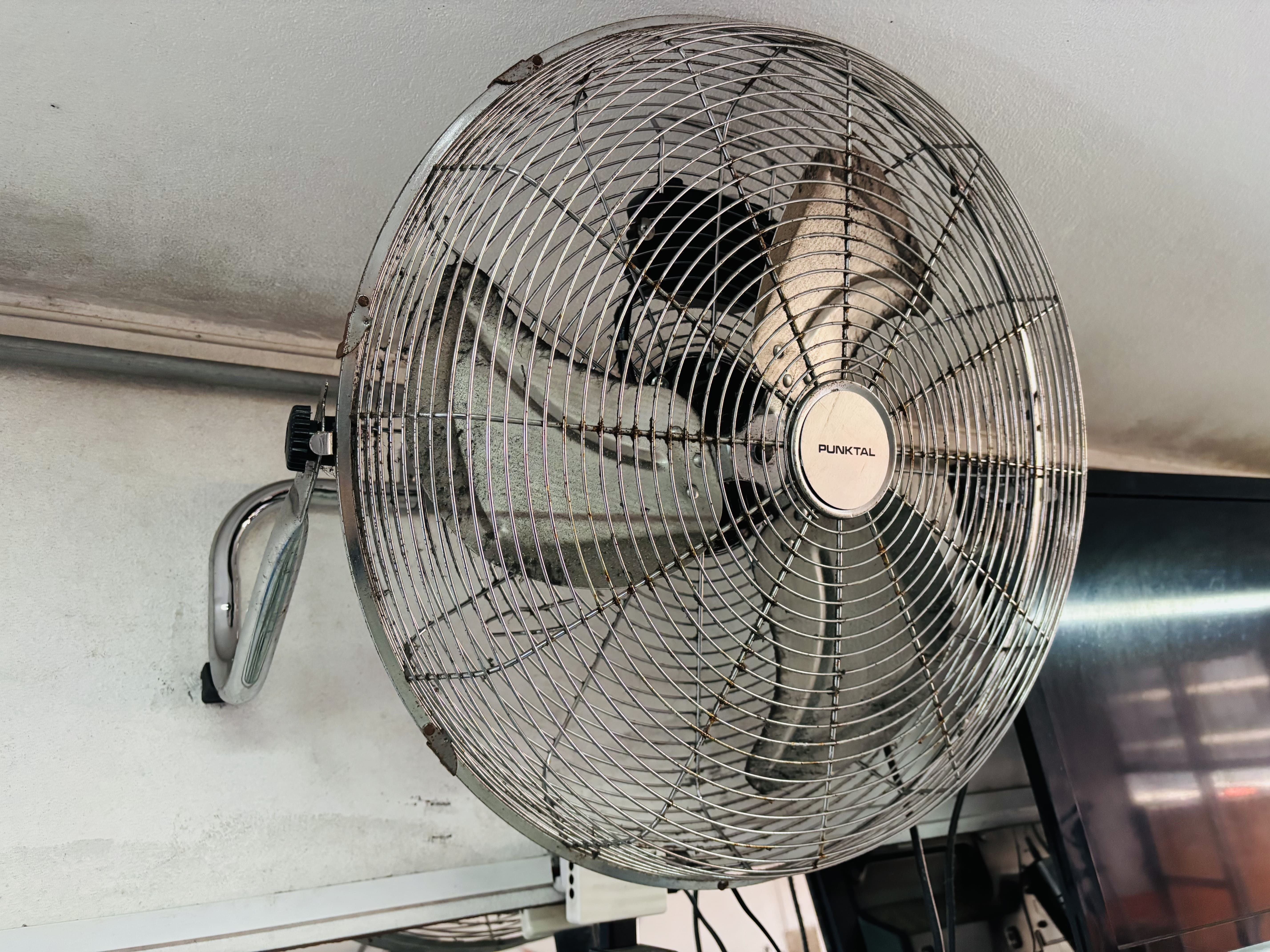 Lote #044 - Cinco ventiladores para amurar, 2 marca Punktal y 3 Meli