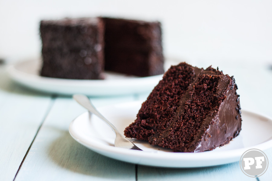 Bolo de Chocolate com Ganache Crocante por PratoFundo.com