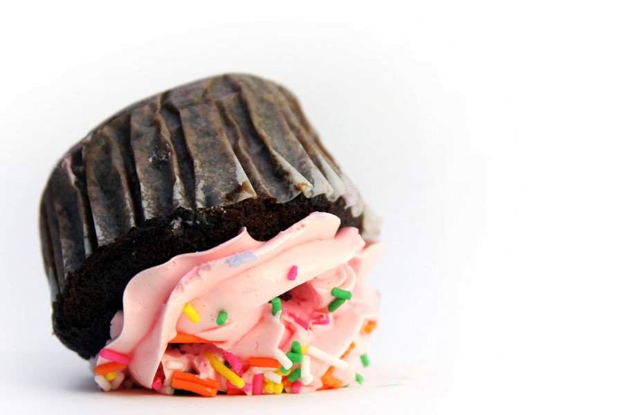 Cupcake de chocolate derrubado
