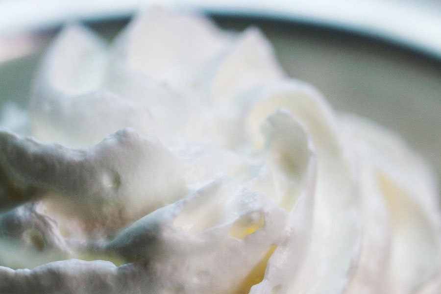 Creme tipo chantilly batido em detalhe