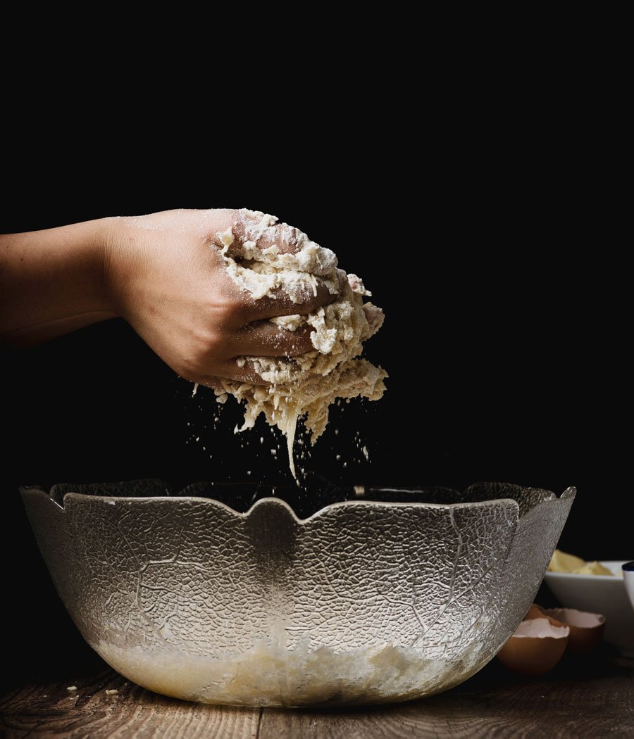 Fermenta&ccedil;&atilde;o: m&atilde;os misturando ingredientes