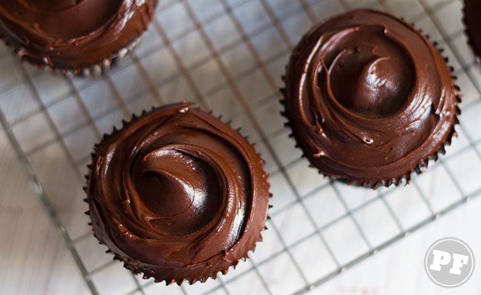 Cupcake de Cerveja Preta com Ganache de Creme Irlandês via PratoFundo.com