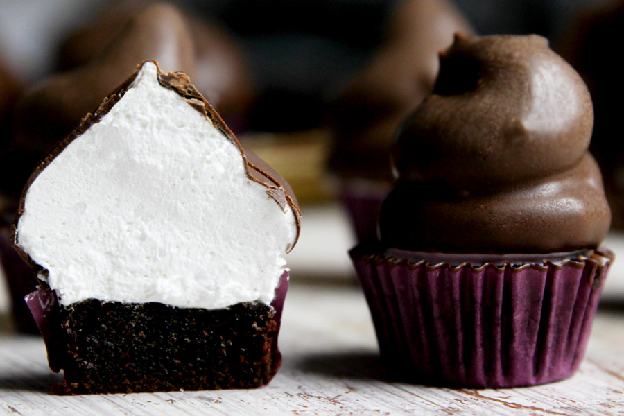 Cupcake de Chocolate com Cobertura de Marshmallow por PratoFundo.com