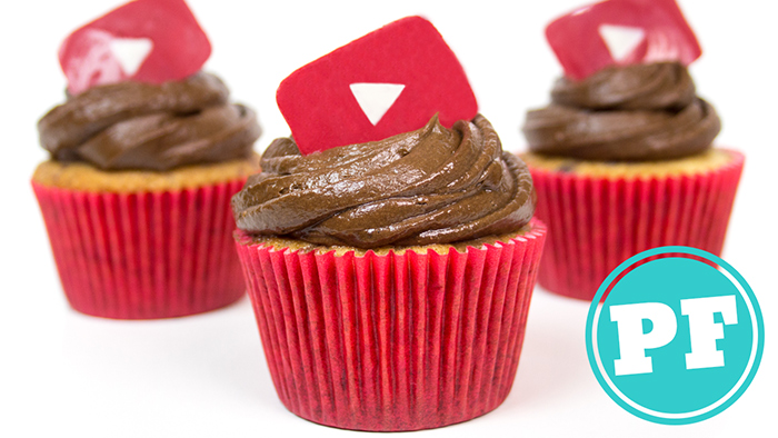 Cupcake de Baunilha, Frutas Vermelhas e Chocolate por PratoFundo.com