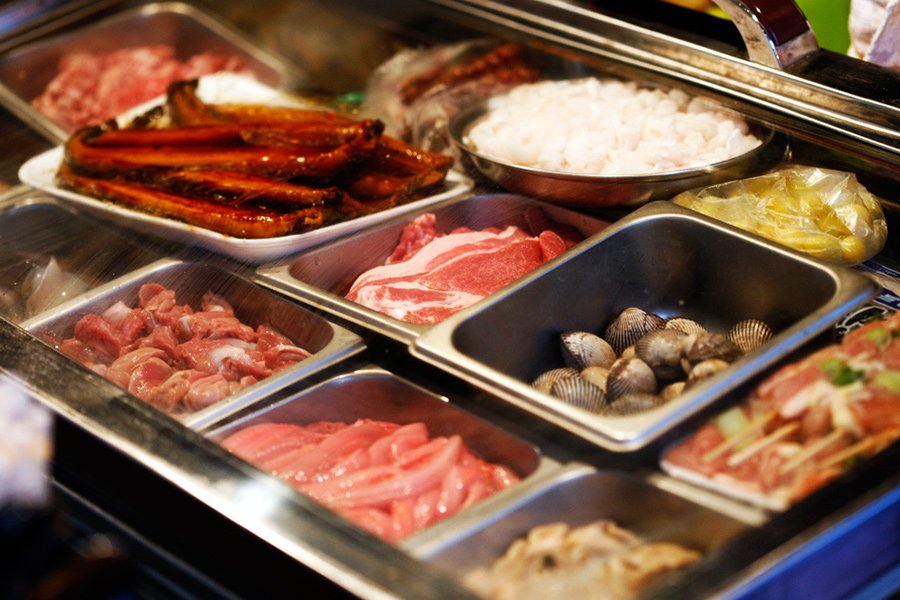 Recipientes com diversos ingredientes separados para preparo de comida, em franc&ecirc;s &eacute; mise en place.