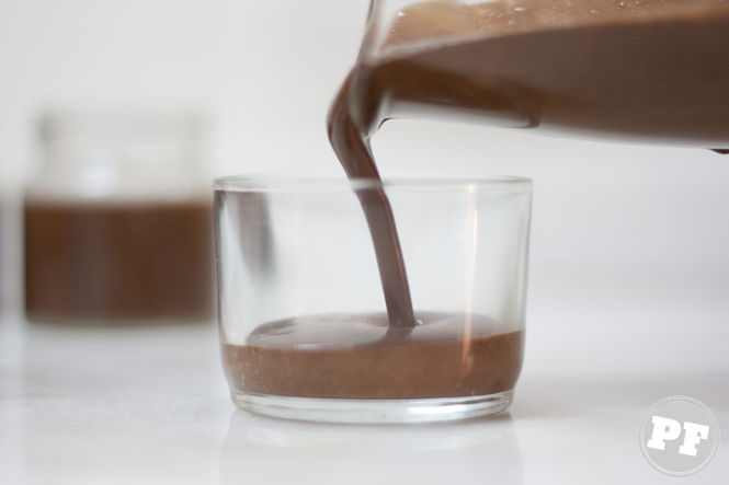 Mousse de chocolate sendo colocado em potinho de vidro
