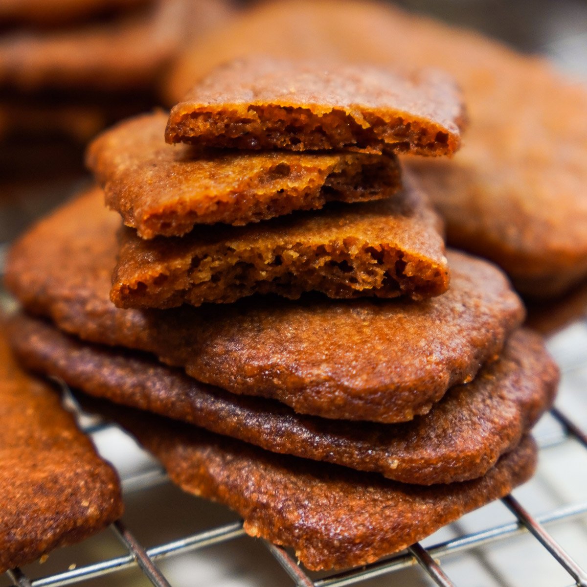 Biscoito biscoff caseiro empilhados e partidos.