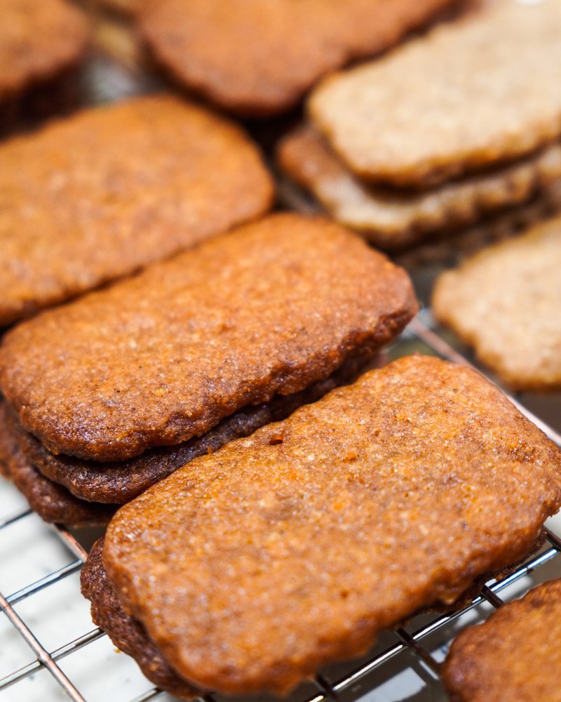 Biscoito biscoff caseiro sobre uma grade