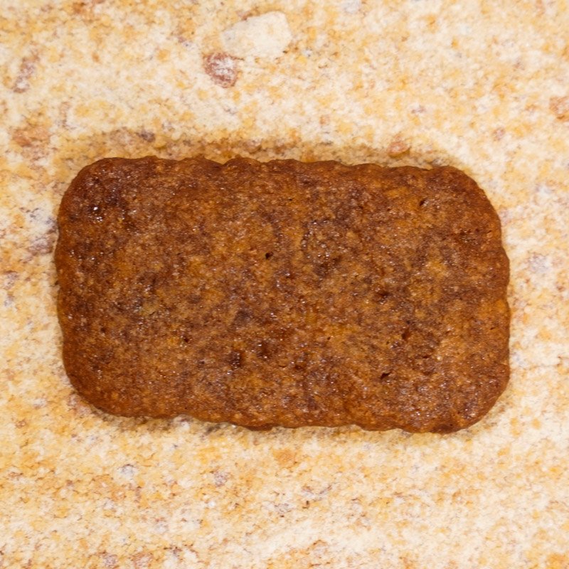 Biscoito biscoff caseiro sobre uma camada de a&ccedil;&uacute;car tostado.