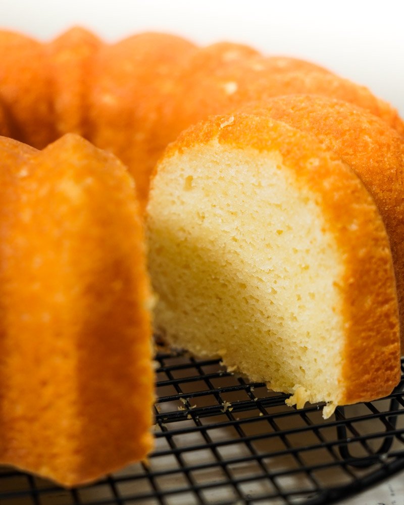 Bolo de puba fatia mostrando o miolo.