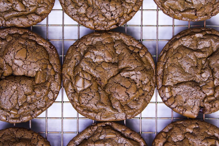 Cookie de chocolate sobre grade