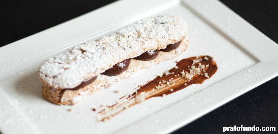 Dacquoise de Castanha e Chocolate sobre um prato branco