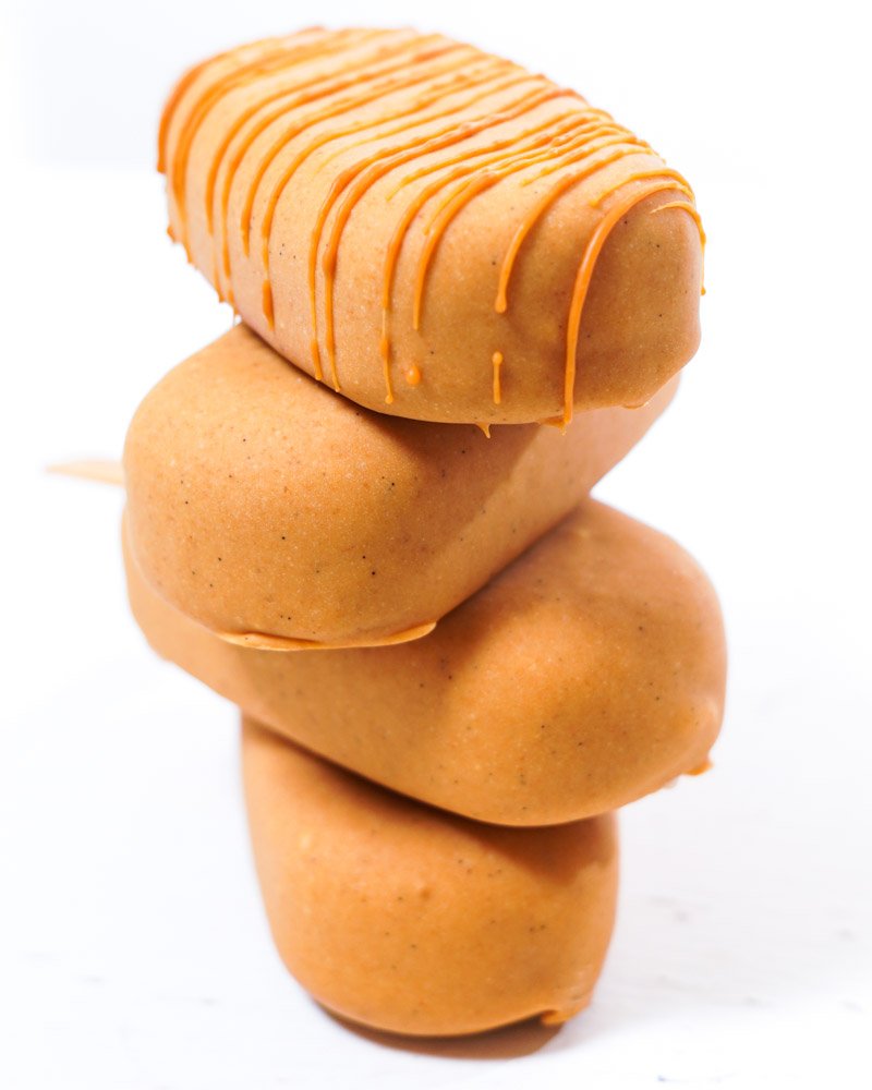 Sorvete de Biscoff Cremoso com Chocolate Branco Caramelizado empilhados.
