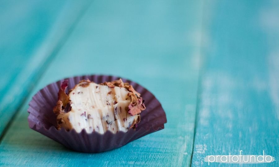 Trufa de Chocolate Braco com Rosa mordia mostrando o interior claro