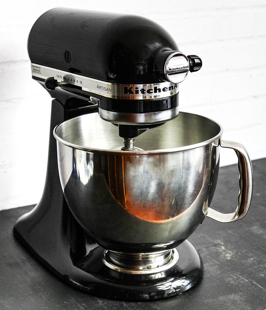 Batedeira da marca KitchenAid vista de lado