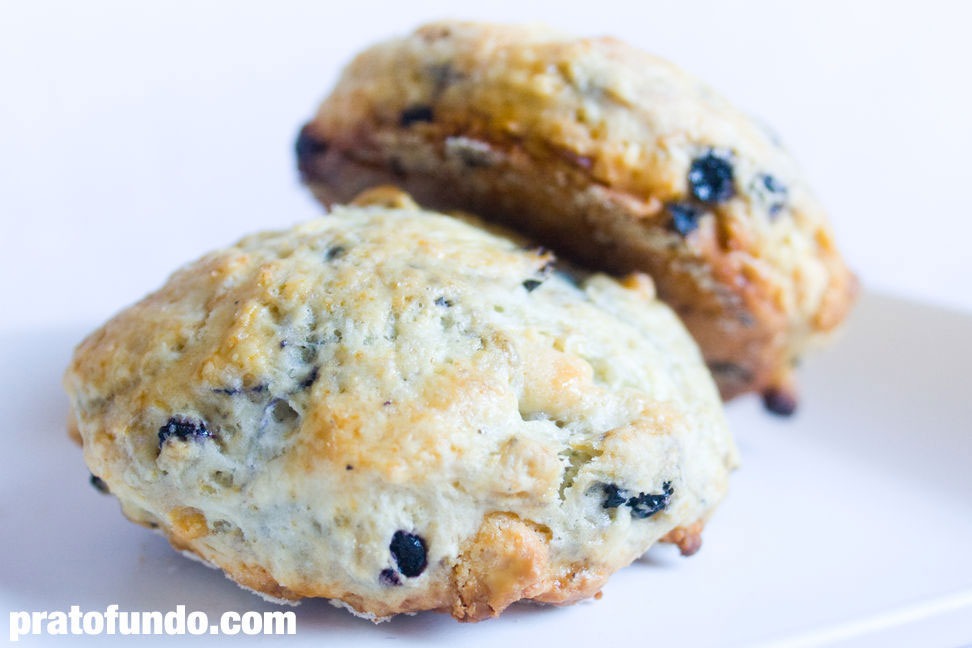 Scones de Mirtilo e Chocolate Branco por PratoFundo.com